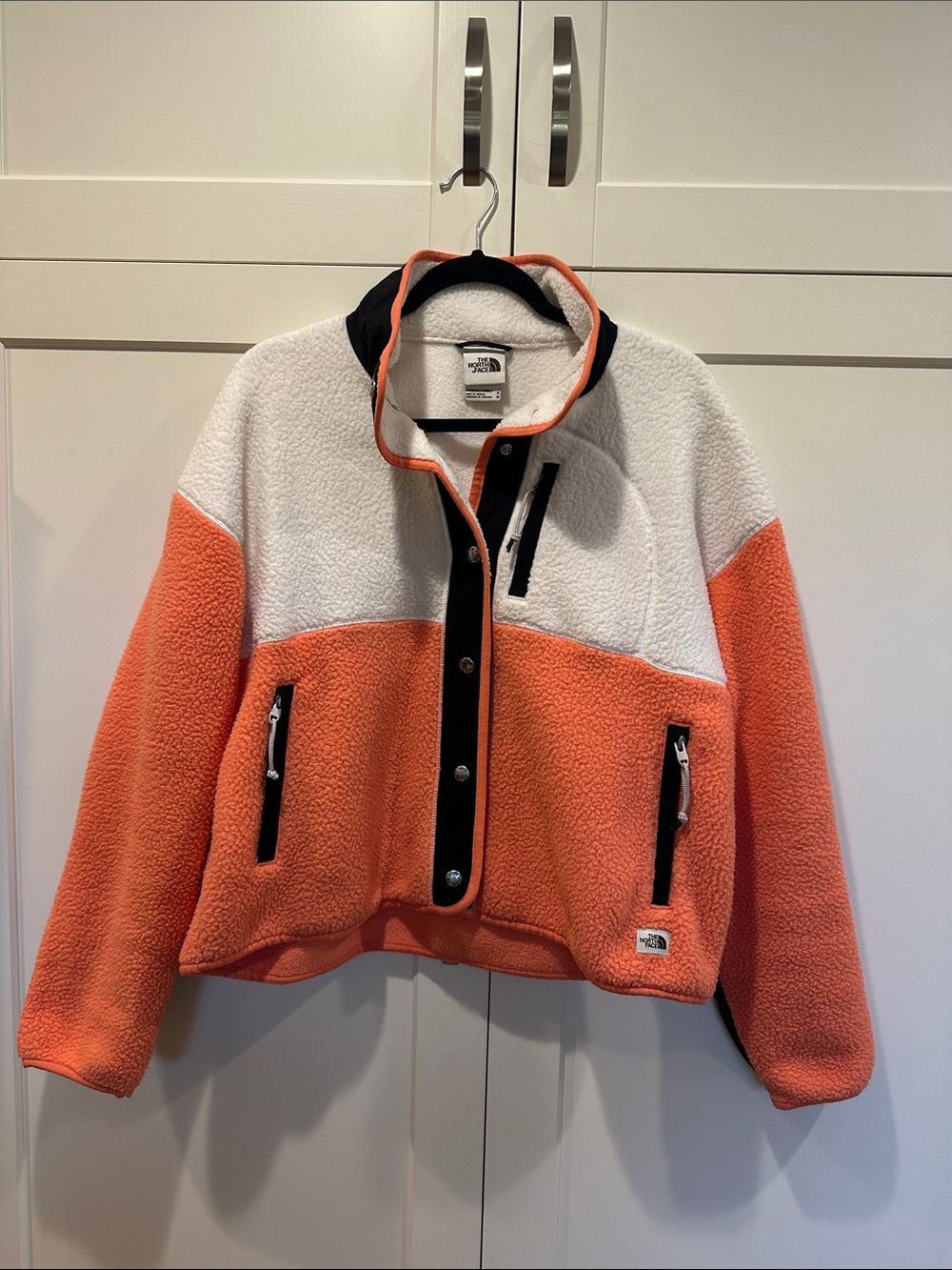 The North Face woman’s Colorblock Sherpa Jacket - Coral & White